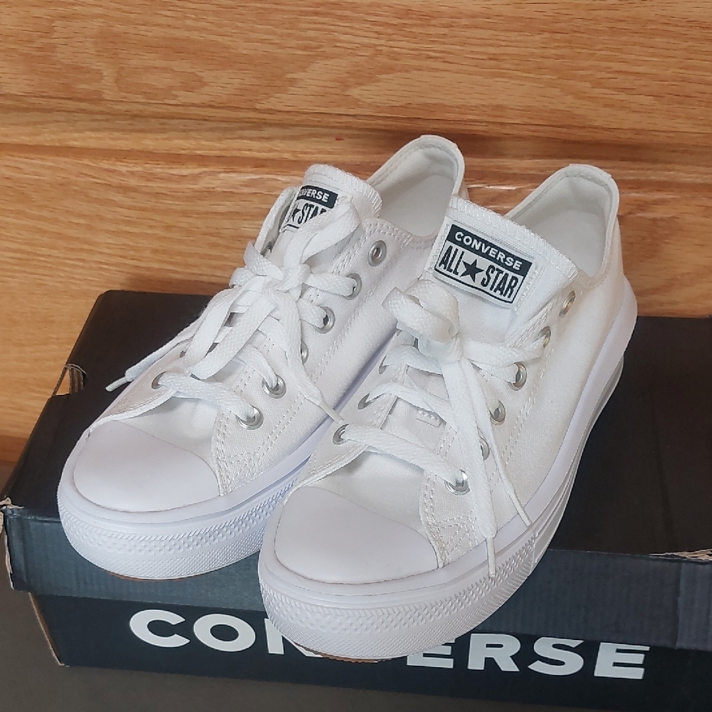 Converse White Low Top Canvas Sneakers Size 8.5 new In Box